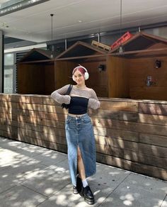 Long Denim Skirt Outfit, Skirt Outfits Aesthetic, Vetements Shoes, Rok Outfit, Jean Skirt Outfits, Mode Zara, Denim Skirt Outfits, Maxi Skirt Outfits, Looks Street Style