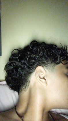 Corte Freestyle, Curly Hair Taper, Coiling Natural Hair, Male Haircuts Curly, Taper Fade Haircut, Fresh Haircut