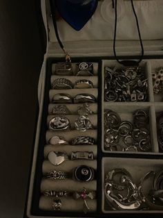 Silver Jewelry Streetwear, Jewelry Silver Aesthetic, Jewelry Aesthetic Silver, Silver Jewellery Aesthetic, Rings Aesthetic Silver, Where To Buy Jewelry, Silver Jewelry Aesthetic, Jóias Body Chains, Necklace Chanel