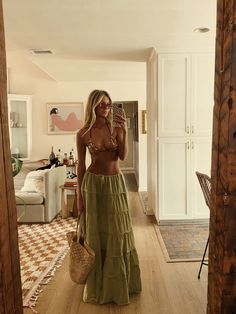 European Summer Outfits Shoes, Nyc Club Outfit Night Out Summer, Miami Outfit Inspo Women, Ethereal Summer Outfits, Girly Beach Outfits, Beach Date Outfit, Bali Outfit, Fest Outfits, Hawaii Outfits