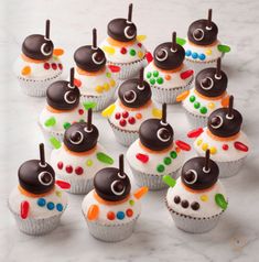 there are many cupcakes that have been decorated to look like animals