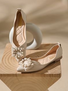 Bridal Jewelry Sets Brides, Shoes Heels Classy, Fashion Shoes Sandals, Bridal Shoes Flats, Shoes Outfit Fashion, Wedding Shoes Flats, Fashion Shoes Flats, Bridal Sandals, Pearl Decor