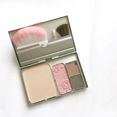 Minimalist Makeup, Makeup Package, Mini Makeup, Vintage Makeup, Makeup Palette, Pretty Makeup, Cute Makeup, Aesthetic Makeup, Makeup Kit