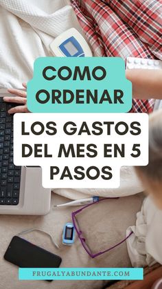 a person laying in bed using a computer with the words como ordenar los gastos del mes en 5 pasos