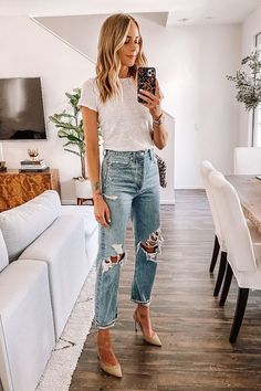 Jeans Heels Outfit, Boyfriend Jeans Outfit, White Sneakers Outfit, Ripped Jeans Outfit, Jeans Outfit Winter, Mom Jeans Outfit, Jeans Outfit Women, Dressy Casual Outfits, Ripped Boyfriend Jeans