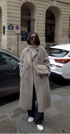 Oversized Overcoat Outfit, Long Beige Coat Outfit Winter, Winter Outfits Down Jacket, Light Grey Wool Coat Outfit, Oversized Peacoat Outfit, Beige Peacoat Outfit, Long Coat Outfit Winter, Edinburgh Outfit Winter, Oversized Coat Outfit Winter