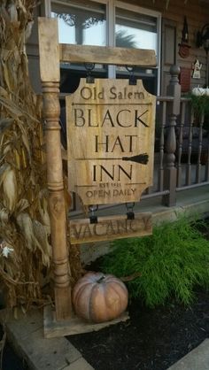 a wooden sign that says old salem black hat inn on it's front porch