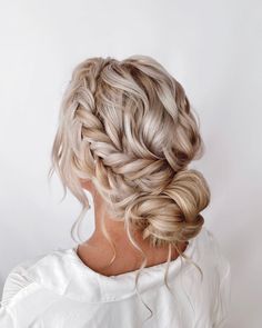 Mulher com coque e tranças laterais Braids Boho, Bridesmaid Stuff, Side Braids, Hair Tricks, Boho Hairstyle, Prom Hairstyle, Everyday Hair