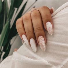 White Almond Nails, Nails Now, Almond Acrylic Nails, Neutral Nails, Elegant Nails, Classy Nails