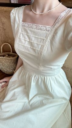 Winter Dresses Aesthetic, Feminine Vintage Outfits, Clothes For Body Type, Dress Necklines Guide, Romantic Dress Casual, Romantic Fashion Style, Vintage Outfits For Women, Romantic Feminine Style, Dress French Style