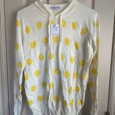 Pullover Lightweight Cotton Sweater By Eight 18 White With Yellow Lemons Pattern Has Hood / Hoodie Perfect For Summer Nights Or Layering New With Tags / Nwt 100% Cotton Size Small Ask Any Questions You Have In Comments And I’ll Do My Best To Get Back To You In A Timely Manner! All Items From A Smoke-Free Home Open To Offers! I Am Also Happy To Provide Measurements Or Photos With A Tape Measure If You Would Like. I Just Wanted To Get Items Listed Quickly, As I Am Doing A Massive Closet Clean Out. Aqua Sweater, White Long Sleeve Sweater, Sweater With Hood, Womens Sweaters, Lemon Print, Crop Top Sweater, Printed Sweater, Hooded Sweater, White Sweatshirt