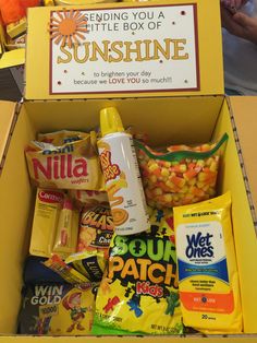 Box Of Sunshine Gift For Guys, Thinking Of You Box Ideas, Thinking Of You Basket Care Packages, Sorry Box For Boyfriend, Color Boxes Gift, Color Theme Gifts, Thinking Of You Basket, Care Package Ideas For Friend Cheer Up, Thinking Of You Gift Ideas