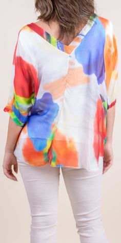 Abstract Painted Design on 100% Silk Blouse with Frayed Raw Edge Hemline. Soft, Stretchy Viscose Layer Underneath. 100% Silk Exterior | 95% Viscose | 5% Elastic Interior Made in Italy Fits Sizes XS- XL Model 5'7 Italy Fits, Metallic Jeans, Jeans Overall, Cami Shirt, Jeans Cargo, Cardigan Sweater Dress, Maxi Robes, Blazer And Shorts, Compression Leggings