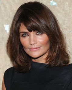 Awesome Hairstyles for Square-Shaped Faces: Side-swept Bangs and Shoulder-length: Perfect for Square Faces Medium Haircuts With Bangs, Medium Hair Styles For Women, Medium Length Hair With Layers, Bangs With Medium Hair, Hair With Bangs, Fringe Hairstyles, Hot Hair Styles, Long Bob Hairstyles, Penteado Cabelo Curto