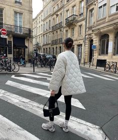 White Quilted Jacket Outfit, White Jacket Outfit Casual, Padded Jacket Outfit, Quilted Coat Outfit, Quilted Jacket Street Style, White Puffer Jacket Outfit, Grey Sneakers Outfit, Grey Jacket Outfit, Quilted Jacket Outfit