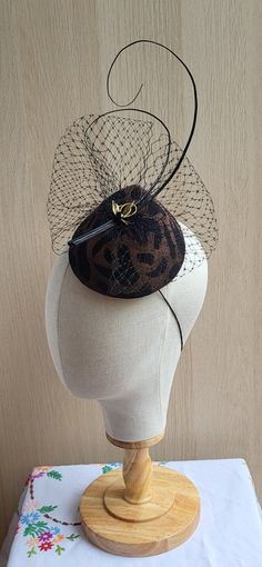 HANDMADE felt fascinator. Bronze painted into a leopard print design. Embellished with hand curled quills, black netting and vintage brooch. vintage style. Vintage Evening Fascinator With Feathers, Elegant Brown Mini Hat For Evening, Felt Fascinator, Brooch Vintage, Handmade Felt, Vintage Brooch, Vintage Brooches, Fascinator, Vintage Style