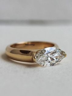 a close up of a ring with a diamond on it's shants,