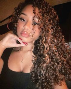 Curly Hairstyles Dyed Hair, Highlights In Curly Brown Hair, Clothes Aesthetic Wallpaper, Honey Brown Curly Hair, Caramel Highlights Curly Hair, Hairstyle Bubble, Clean Girl Hairstyle, Matilda Djerf Outfit, Bubble Bath Nails