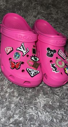 Pink Crocs Outfit, Croc Outfits, Designer Crocs, Crocs With Jibbitz, Crocs Aesthetic, Crocs With Charms, Crocs Fashion, Pink Crocs