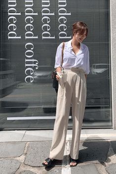 40+ trendy wide leg pants outfits ideas to copy directly! | Wide leg pants outfit | wide leg pants outfit casual | wide leg pants outfit dressy | wide leg pants outfit work | wide leg pants outfit summer | wide leg pants outfit plus size | wide leg trousers outfit | palazzo pants outfit | wide leg jumpsuit | how to wear wide leg pants | how to style wide leg pants | what to wear with wide leg pants | wide leg jeans outfit | suit pants outfit | summer outfits | work outfits | black wide leg ... Wide Leg Pants Outfits Summer, Outfits With Wide Leg Pants, Wide Leg Pants Outfit Black, Beige Wide Leg Pants Outfit, Wide Pants Outfits, Brown Wide Leg Pants Outfit