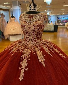 Red And Gold Quince Dress, Burgundy Quince, Quinceanera Dresses 2023, Gold Quince Dress, Quinceañera Decor, Red Quinceanera Ideas, Quinceanera Stuff