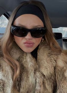 How To Wear A Fur Coat, Snow Inspo Pics, Ski Inspo Pics, Insta Photo Ideas Winter, Fur Hat Outfit, Mode Gossip Girl, Winter Mode Outfits, Headband Outfit