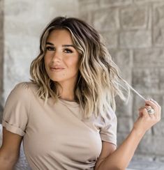 Dark Blonde Hair Color, Kadeřnické Trendy, James Decker, Jessie James Decker, Jessie James, Vlasové Trendy, Dark Blonde Hair, Stay Gold, Haircut And Color