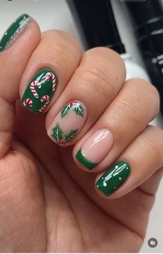 Christmas Nail Designs Green And Gold, Festive Christmas Nail Designs, Christmas Cruise Nails, Bauble Nails, Fun Christmas Nails, Reindeer Nail Art, Christmas Nail Inspo, Les Nails, Super Cute Nails