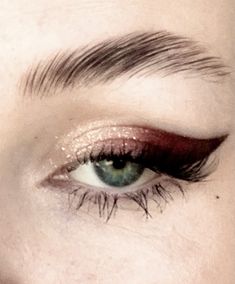 Maroon Hoco Makeup, Goth Cottagecore Makeup, Makeup For Green Eyes Red Hair, Simple Burgundy Eyeshadow Looks, Red Black And Silver Makeup, Black And Maroon Makeup, Reputation Eyeshadow, Edgy Prom Makeup, Dark Red Prom Makeup