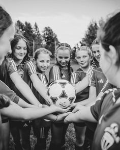 My little soccer star ⭐️ I wish the team pics didn’t have to be cropped to post because all these girls are so awesome!! Great pics by @therolstonimage Soccer Team Picture Ideas, Soccer Poses For Pictures With Friends, Team Soccer Pictures, Soccer Team Photo Ideas, Kids Soccer Pictures, Soccer Photo Ideas, Youth Soccer Pictures, Workouts Hitt, Soccer Photoshoot Ideas