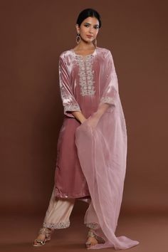 Velvet Suits Women Indian, Eid Dress Ideas, Velvet Suit Design, Velvet Kurta, Pink Velvet Dress, Velvet Embroidery, Chanderi Dupatta, Resham Embroidery, Pink Kurta