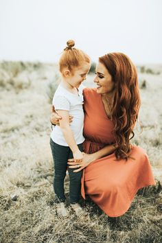 Katie Lynn, Freckled Fox, Dakota Johnson Style, Fall Family Pictures, Family Photo Pose, Tumblr Pics, Baby Summer, Mom And Daughter, Things To Make