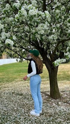 Ball Cap Pictures Instagram, Fall Outfit Baseball Hat, Autumn Outfits With Hats, Mountain Trip Outfit Spring, Green Ballcap Outfit, Green Hat Outfits For Women, Outfits With A Hat Baseball Caps, Womens Chuck Taylors Outfit, Jeans And Ball Cap Outfit