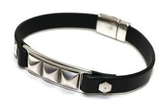 Bracelet made of black flat leather cord 10mm with antique silver ID bar with studs which is fixed with hexagonal rivets. Magnetic closure. Also available in Brown: https://www.etsy.com/listing/247752074/mens-leather-bracelet-id-bracelet-mens?ref=shop_home_active_1&ga_search_query=brown%2Bid%2Bbracelet NEED ANY HELP TO FIGURE OUT THE SIZE THAT SUITS YOU BEST ? Click on the last picture to consult the size table.  Please feel free to contact us for any question. *Custom orders on request for both Modern Silver Leather Bracelet With Magnetic Clasp, Men's Leather Bracelet, Brown Leather Bracelet, Black Leather Bracelet, Bar Bracelet, Black Leather Flats, Id Bracelets, Men's Bracelet, Mens Leather Bracelet