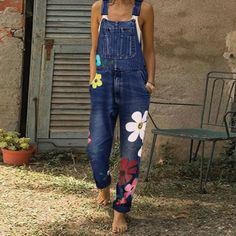 Super Cute, Brand New Overalls For The Summer! The Flowers Are Brightly Colored And Well Adhered To The Light-Weight Denim. Brand New (Never Worn) They Still Have The Purchase Stickers On Them. Happy To Answer Any Questions You May Have About These. : ) Suspender Jeans, Moda Denim, Pocket Jumpsuit, Jeans Overall, Salopette Jeans, Estilo Denim, Denim Pocket, Mode Jeans, Loose Fit Jeans