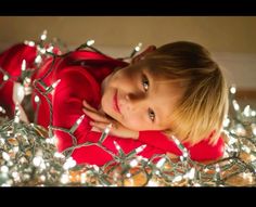 Toddler Christmas Lights Picture, Diy Kid Christmas Photoshoot, Original Christmas Photo Ideas, Preschool Christmas Picture Ideas, Fun Christmas Pictures For Kids, Toddlers Christmas Pictures, Christmas Lights Photoshoot Kids, Christmas Portraits Kids, Christmas Light Pictures Kids