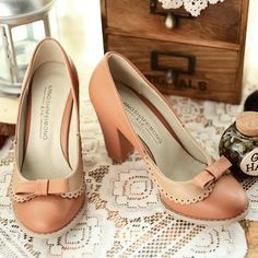 Peach Shoes, Tiny Bow, Thick Heel, Gorgeous Shoes, Moda Vintage, Shoe Closet, Thick Heels