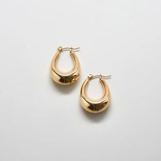 These oval shaped hoops only look heavy! Lightweight and tarnish resistant these are bound to become your new favorite hoops. Gold plated and nickel free. Approximately 25mm in length. Oval Hoop Earrings, Gold Vermeil Jewelry, Forever Jewelry, Tiny Studs, Vermeil Jewelry, Be Bold, Exquisite Jewelry, Gold Filled Jewelry, Elegant Earrings