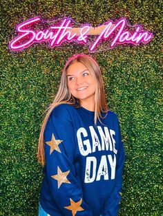 Show off your GAME DAY spirit with this all-new sweatshirt! Choose from many colors and get set to sparkle with beautiful glitter gold stars. This is a perfect pick for your school spirit, cool nights, and everyday wear. Stand out from the crowd in this super cute, sparkly sweatshirt! Unisex sizing and fit Size: Adult Small - Adult 3XL There are many different shirt colors. If the variant you want is not in the dropdown but in the picture, specify it in the "notes" section at checkout. SPECIAL C Cheap Cotton Team Spirit Sweatshirt, Cheap Sweatshirt With Team Logo For Game Day, Blue And Gold Spirit Week Outfits, Blue And Gold Outfits School Spirit, Spirit Week, Painted Clothes, Spirit Wear, Glitter Gold