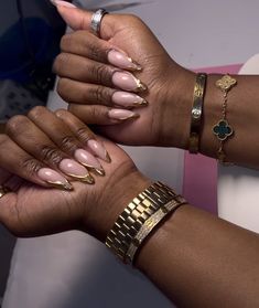 Gold Oval Nails, Gala Nails, Normal Nails, Boss Nails, Beyonce 2000's, Colourful Acrylic Nails, Grad Nails, Prom Gold