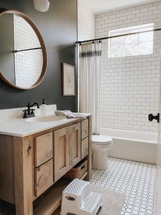 a bathroom with a toilet, sink and bathtub in the middle of the room