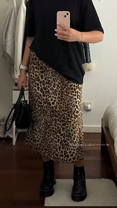 Leopard Skirt Outfit Work, Leopard Silk Skirt Outfit, Animal Print Outfits Aesthetic, Leopard Print Outfits Aesthetic, Leopard Bag Outfit, Cheetah Skirt Outfit, Leopard Top Outfit, Leopard Print Skirt Outfit, Leopard Skirt Outfit