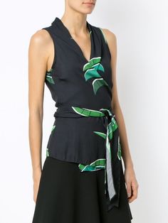 Amir Slama Blusa Transpassada Estampada - Farfetch Fitted Tropical V-neck Top, Chic V-neck Wrap Top For Vacation, Chic Black Wrap Top For Summer, Tropical V-neck Top With Floral Print, Style Blouse, Tropical Print, Black Blouse, Wrap Style, Dresses For Work