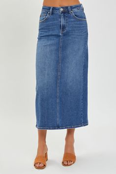 The High Rise Back Slit Denim Skirt is a stylish and versatile addition to your wardrobe. Made from high-quality denim, this skirt features a high-rise waist and a trendy back slit detail. Pair it with a tucked-in blouse and heels for a chic look, or dress it down with a graphic tee and sneakers for a more casual vibe. With its flattering fit and on-trend design, this denim skirt is sure to become a staple piece in your closet. Features: Slit, Pocketed Stretch: Moderate stretch Material composit Classic Denim Shorts, Long Denim Skirt, Denim Maxi Skirt, Jeans Rock, Distressed Denim Shorts, Staple Pieces, Look Chic, Edgy Fashion, Summer Wardrobe