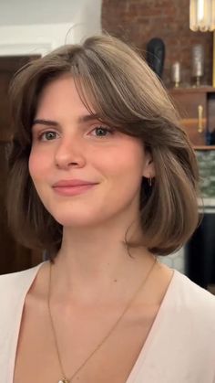 Hair Short Model, Curtain Bangs Short Hair Claw Clip, Bangs Haircut For Short Hair, 90s Haircuts For Thick Hair, Haircut For Long Neck For Women, Short Length Bob Haircut, Bob With Curtain Bangs Wavy Hair, 90 Bob Hairstyles, Haircuts For Sharp Jawline