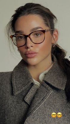 Glasses Women Fashion Eyeglasses, Eye Glasses For Women, Glasses For Oval Faces, Glasses Frames Trendy, Glasses Frames For Women, Glasses Inspiration, Chic Glasses