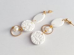 Earring Business, Gold Polymer Clay Earrings, Gold Polymer Clay, White Flower Earrings, Clay Inspo, White Flower Earring, Diy Jewelry Tutorials