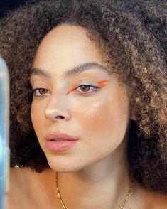 Orange Eyeliner, Editorial Glam, Eyeliner Colorful, Eyeliner Ideas, Funky Makeup, Inspo Makeup, Makeup Hairstyles, Graphic Makeup, Makijaż Smokey Eye