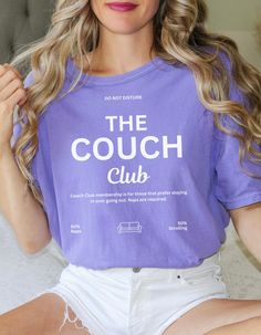 Join the exclusive "Couch Club" with our t-shirt designed especially for those who prefer the comfort of home over going out. This fun and trendy t-shirt is perfect for relaxing at home, whether that's taking a nap or scrolling through your social media feeds. Product characteristics: Premium Material: Made of soft and breathable cotton for maximum comfort. Fun Design: Printed with the phrase "Do Not Disturb - The Couch Club" and graphics that highlight the love of naps and time on the couch. Variety of Colors: Available in several colors so you can choose your favorite. Available Sizes: We offer a wide range of sizes that fit everyone perfectly. Easy Care: Machine washable, maintaining quality and color after each wash. Design Description: "The Couch Club" t-shirt features a minimalist an Comfortable Crew Neck T-shirt With Letter Print, Comfortable Short Sleeve Letter Print Tops, Comfortable Short Sleeve Tops With Letter Print, Trendy Slogan Comfortable Fit T-shirt, Trendy Comfortable Fit Slogan T-shirt, Trendy Slogan T-shirt With Comfortable Fit, Trendy Comfortable Fit T-shirt With Text Print, Trendy Comfortable Fit T-shirt With Slogan, Trendy Letter Print Tops In Ring-spun Cotton