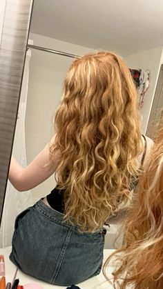 #redhair #wavy #ginger #hairstyles #haircut #haircutsforwomen Permed Ginger Hair, Light Red Curly Hair, Strawberry Blonde Wavy Hair, Wavy Copper Hair, Ginger Wavy Hair, Wavy Ginger Hair, Ginger Hairstyles, Ginger Blonde Hair, Hairstyles For Thick Wavy Hair